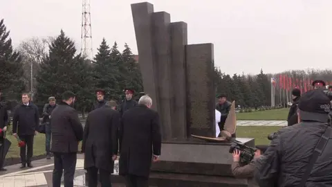 Ofrenda floral ante el monumento en memoria de las víctimas del vuelo FZ981 de Flydubai. (Max Dementiev, Twitter)