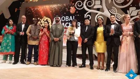 El jeque Mohammed Bin Rashid Al Maktoum junto a los profesores finalistas.