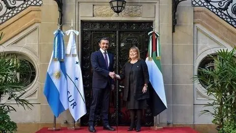 Los ministros de Asuntos Exteriores de Emiratos y Argentina, Sheikh Abdullah bin Zayed y Susana Mabel Malcorra, durante su encuentro en Buenos Aires.