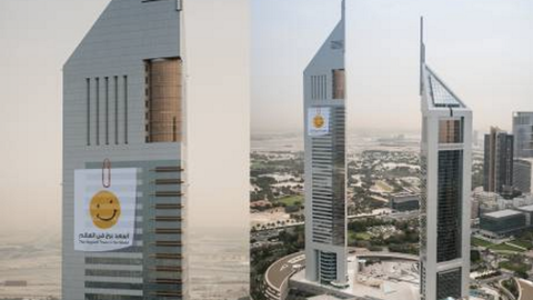 Imagen de las Emirates Towers decoradas con caras sonrientes con motivo del D&iacute;a Internacional de la Felicidad. 