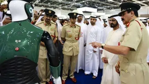 El gobernador de Dubai durante la presentación del robot de policía.