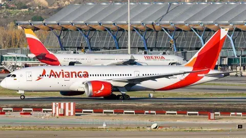 Un avión de Avianca en el aeropuerto de Madrid Barajas.