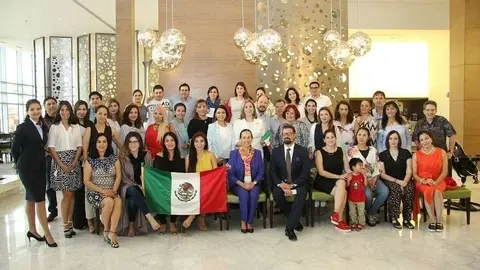 Foto de familia de la embajadora y cónsul de México con los asistentes al encuentro celebrado en Abu Dhabi. (EL CORREO)
