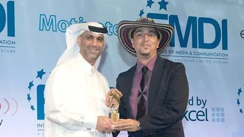 Mariano Ortiz -derecha- recoge el premio como mejor alumno y organizador de eventos de su curso en la universidad de Dubai.