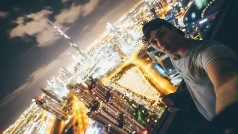 Harry Gallagher en una terraza de un rascacielos de Dubai.