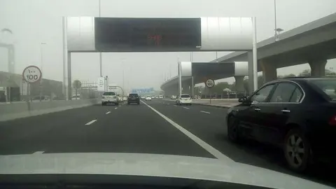 Paneles informativos en la autopista E-11 advierten a los conductores de tormenta de arena. (ELCORREO)