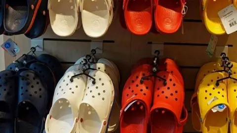 Zapatos de goma prohibidos en EAU.