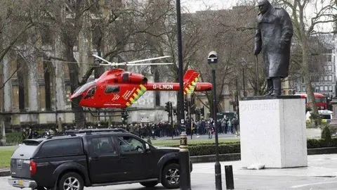 Una ambulancia aérea en las cercanías al Parlamento de Londres.