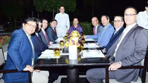 La embajadora de México y la chef Sofía Rangel, junto a los diplomáticos iberoamericanos que acudieron a la apertura de las 'Noches tradicionales de comida mexicana'. (Manaf K. Abbas)