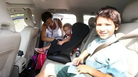 En la imagen del diario The National, una madre sujeta debidamente a sus hijos.