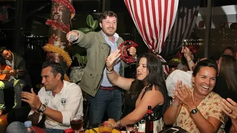 Juan Peña, durante su actuación en la Feria de Abril de Casa de Tapas de 2016. (EL CORREO)
