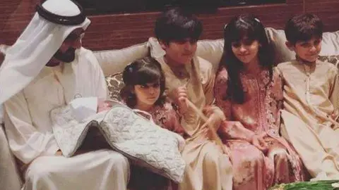 El jeque Mohammed junto a su nieto recién nacido.