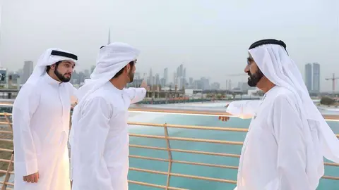 El jeque Mohammed y el príncipe heredero de Dubai durante el recorrido por District One.