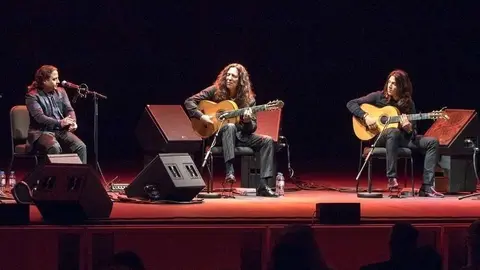Tomatito -en el centro- durante su aplaudida actuación en Abu Dhabi Festival. (Cedida)