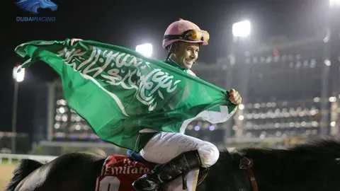 Mike Smith levanta una bandera de Arabia Saudita tras ganar la Dubai World Cup.