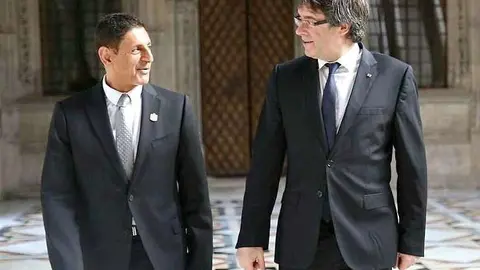 Salem Alowais, cónsul general de Emiratos Árabes en Barcelona -izquierda-, camina junto al presidente de la Generalitat de Cataluña.