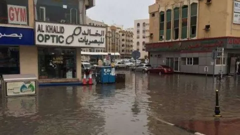 Agua de lluvia en las carreteras de Dubai.