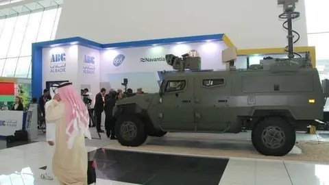 Ciudadanos locales de Emiratos Árabes pasan ante el stand de Navantia en IDEX 2017. (EL CORREO)