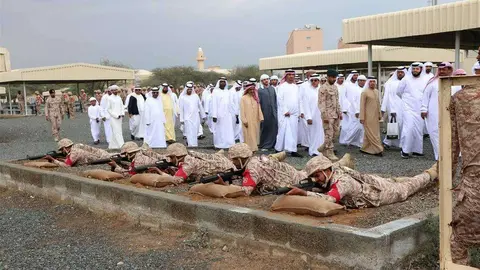 Los padres de los reclutas emiratíes durante su recorrido por las instalaciones.