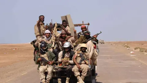 En la imagen de Reuters, soldados del ejército de Yemen en la ciudad de Al Mocha.