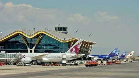 Un avión de Qatar Airways en la Terminal 4 de Madrid Barajas.
