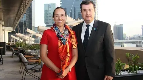 Rogelio Garza Garza junto a la embajadora de México en Emiratos Árabes, Francisca Médez. (EL CORREO)