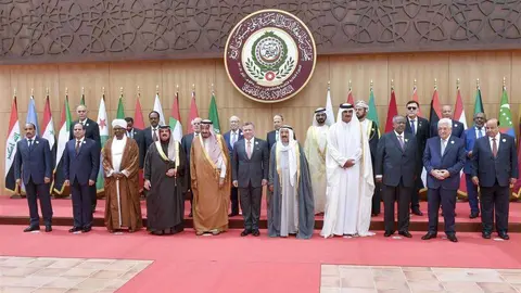 El presidente de Yemen, Abdrabu Mansur Hadi, (abajo, izquierda), entre algunos de los líderes que han asistido a la Cumbre Árabe de Jordania.