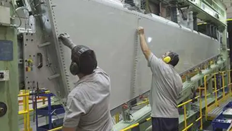 Dos trabajadores de Aciturri ultiman la fabricación de un componente aeronáutico. (Aciturri)