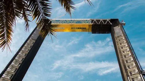 El Marco de Dubai ha empezado ya a ser recubierto de vidrio dorado. (Theartsy lens, Instagram)