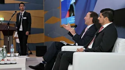 El ministro de Industria y Comercio de Panamá -sentado a la izquierda- responde a las preguntas de los asistentes en presencia del embajador de su país en Emiratos Árabes -a la derecha-. (EL CORREO)