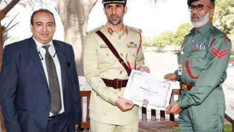 El cabo Abdullah Ebrahim Mohammad recoge la distinción de la Policía de Dubai. 