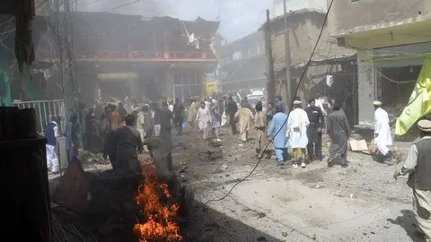 Caos en la zona del atentado de este viernes en Pakistán. (Altanbaatar, Twitter)