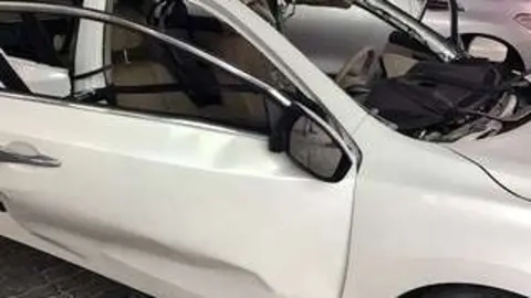 Estado en el que quedó el vehículo tras la explosión del gas comprimido. (Policía de Ajman)