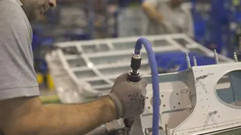 Un trabajador de la fábrica española Aciturri.