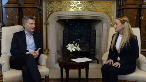 El presidente argentino, Mauricio Macri, durante su reunión con Lilian Tintori, esposa del opositor venezolano Leopoldo López.
