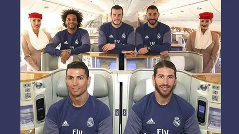 Las estrellas del Real Madrid, con la camiseta de Fly Emirates, en el interior del avión A380 decorado con su imagen.