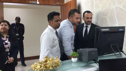 Santiago Jiménez, cónsul de España en Emiratos Árabes, durante una visita al centro de BLS en Abu Dhabi. (EL CORREO)