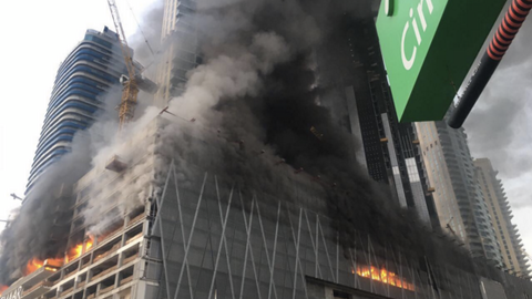 Imagen del incendio publicada en el Twitter de Dubai Media Office. 