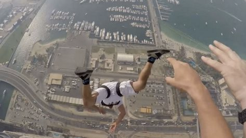 Uno de los amigos saltando desde lo alto de Princess Tower. 