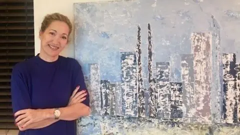 La pintora española Paloma Redecilla, junto a uno de sus cuadros. (Cedida)