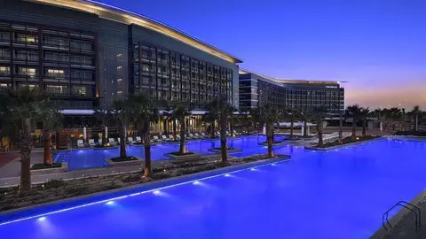 La piscina del hotel Marriott Al Forsan de Abu Dhabi a la caída de la tarde. (Cedida)