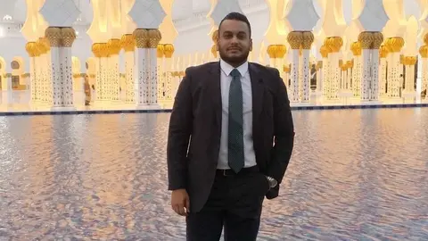 El egipcio Tamer Magdy Wahba ha alcanzado un importante logro, ser el primer traductor de textos legales acreditado por el Gobierno de Emiratos Árabes. (Cedida)