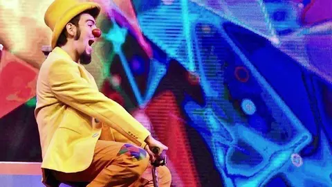 Juan Carlos Garzón pedalea su triciclo en el escenario central del Global Village de Dubai.