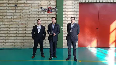 Los creadores del Dron 500 junto a la aeronave. 