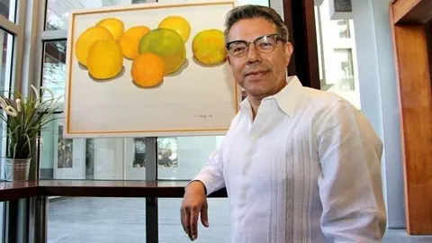 José Toledo, ante su obra 'Oranges', expuesta actualmente en DIFC. (EL CORREO)