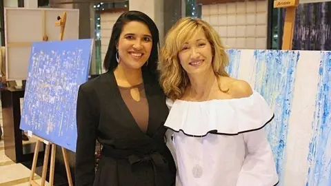 La pintora Paloma Redecilla -derecha- junto a Clara de Lama, relaciones públicas del hotel Southern Sun de Abu Dhabi, durante la inauguración de la muestra. (Cedida)