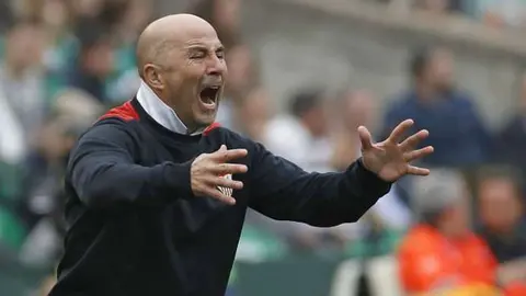 En la imagen Sampaoli durante un encuentro de fútbol en España.