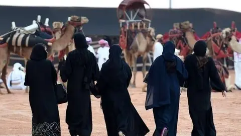 Mujeres saudíes visitan el Festival del Camello.