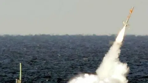 Decenas de misiles Tomahawk fueron disparados contra la base aérea  siria.