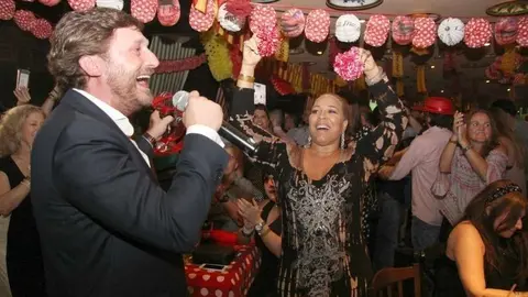 Juan Peña levantó a los cientos de personas que acudieron a la Feria de Abril de Casa Tapas en Dubai como él solo sabe hacerlo. (EL CORREO)